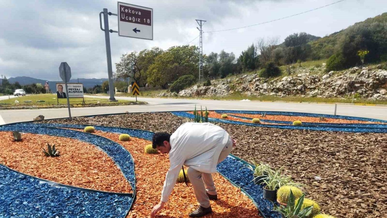 Üçağız Kavşağına renkli kurakçıl peyzaj uygulaması