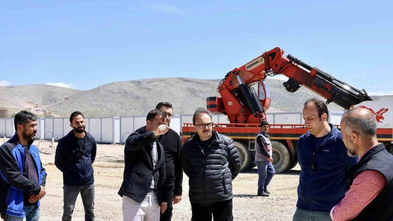 Vali Kızılkaya, konteynır kentlerde inceleme yaptı