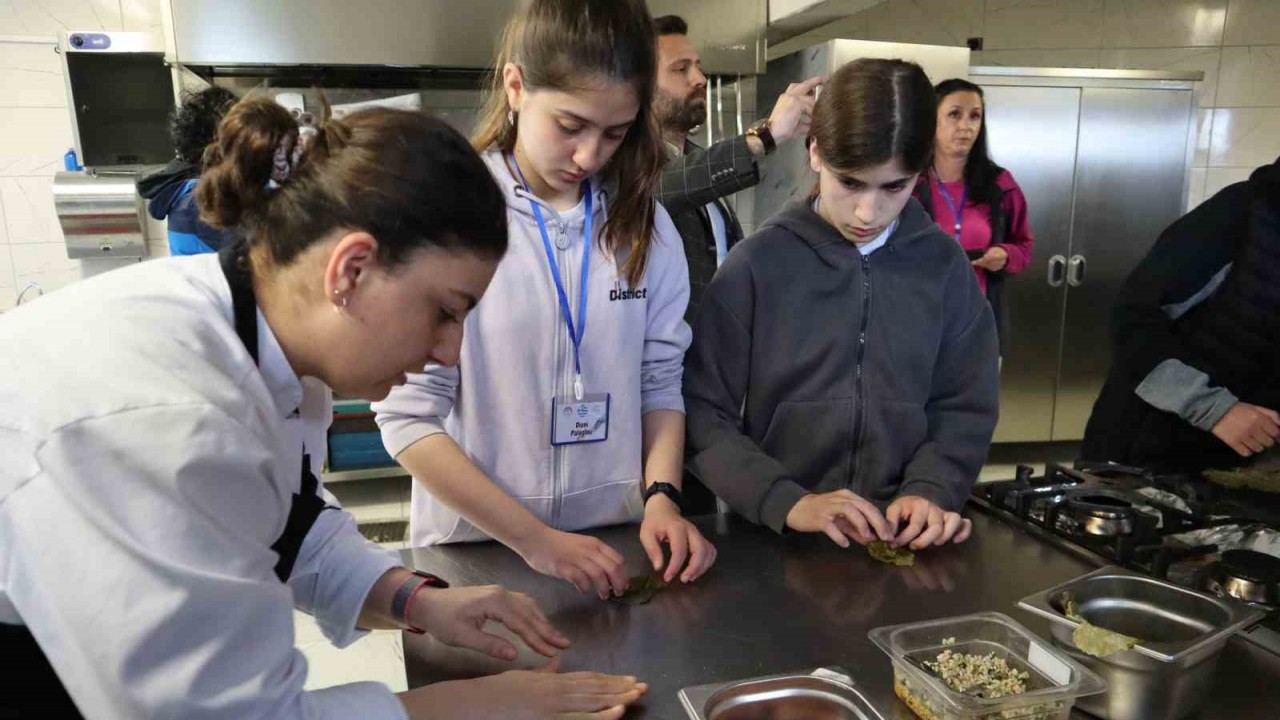 Yabancı öğrenciler yaprak sarma ve mantı yaptılar