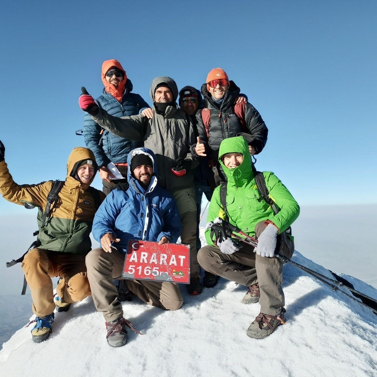 Yabancı turistler Ağrı Dağı zirvesinde