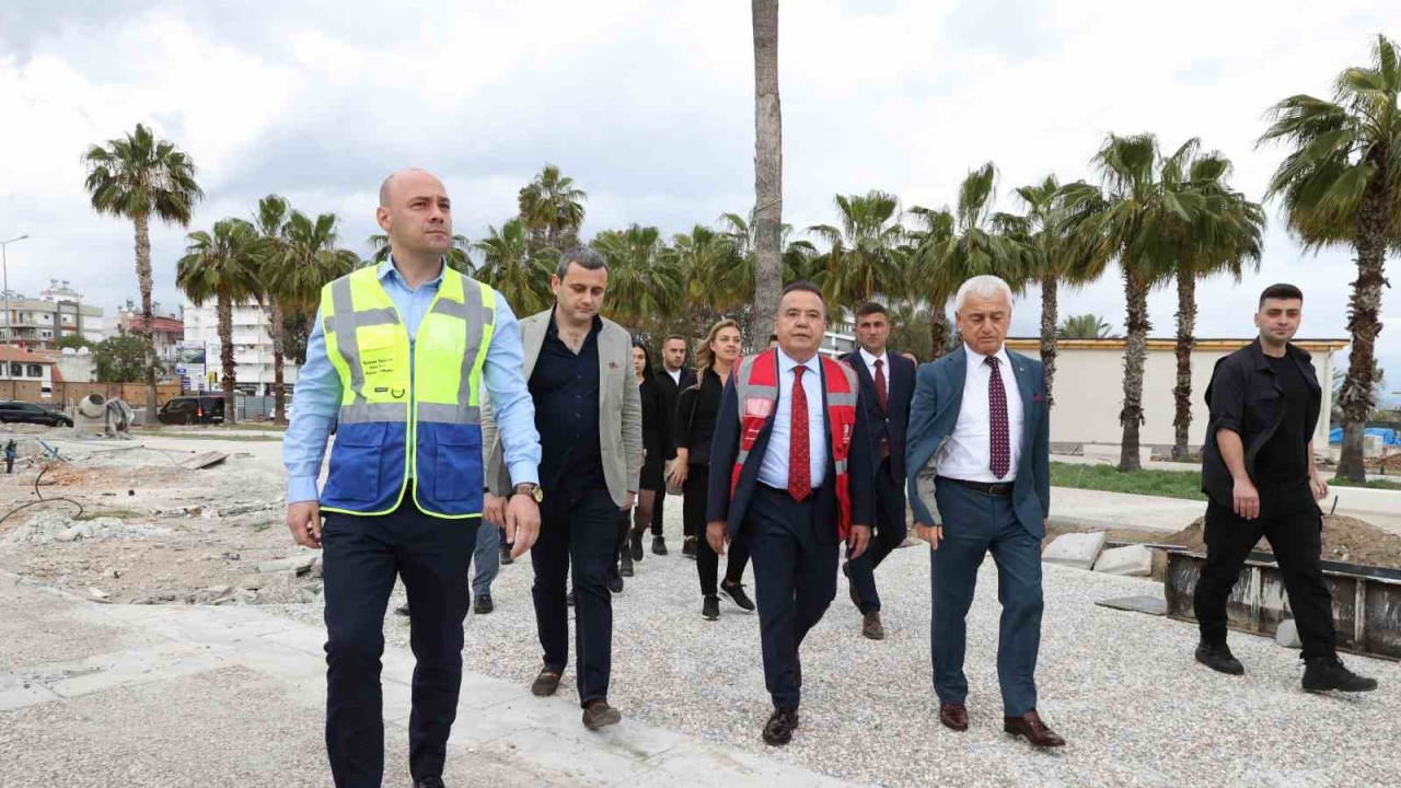 Yenilenen Finike Cumhuriyet Meydanı, 1 Temmuz’da açılıyor