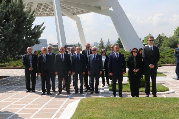 5'inci Cumhurbaşkanı Sunay, mezarı başında anıldı