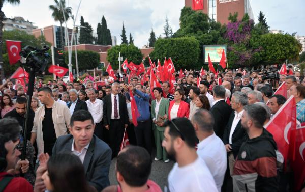 Adana'da '19 Mayıs' coşkusu; 'fener alayı' yürüyüşü düzenlendi