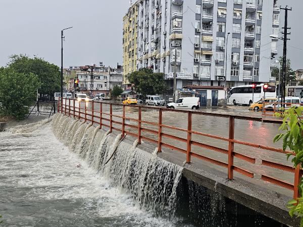 Adana'da sağanak nedeniyle yollar göle döndü