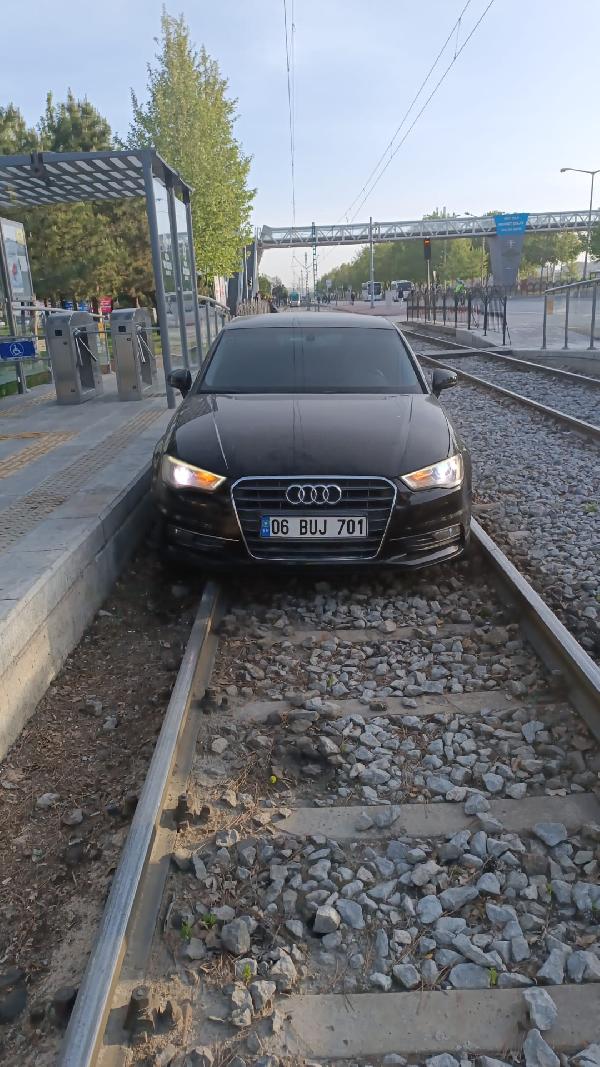 Alkollü sürücü tramvay yoluna girdi