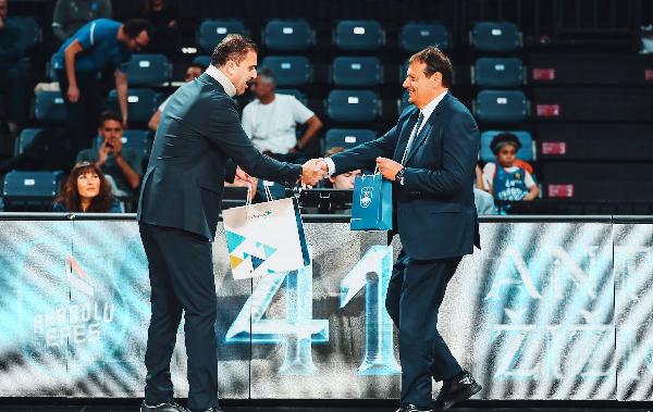 Anadolu Efes depremzedeler için binlerce kitap topladı