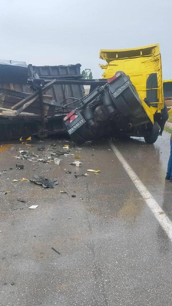 Ankara'da 2 TIR'ın kafa kafaya çarpıştığı kaza kamerada