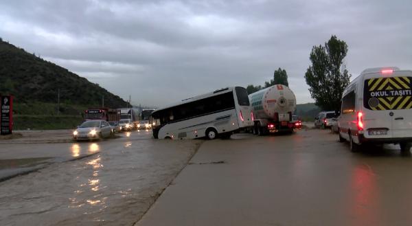 Ankara'da sağanak; yollar göle döndü, araçlar mahsur kaldı