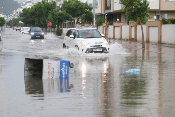 Antalya'da sağanak; rögar kapağı üstündeki asfalt kalktı