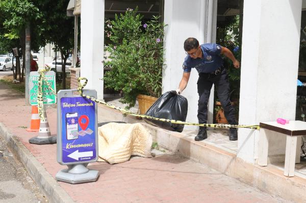 Antalya'da sokak ortasındaki cesedin üzerine yorgan, çevresine dubalar konuldu