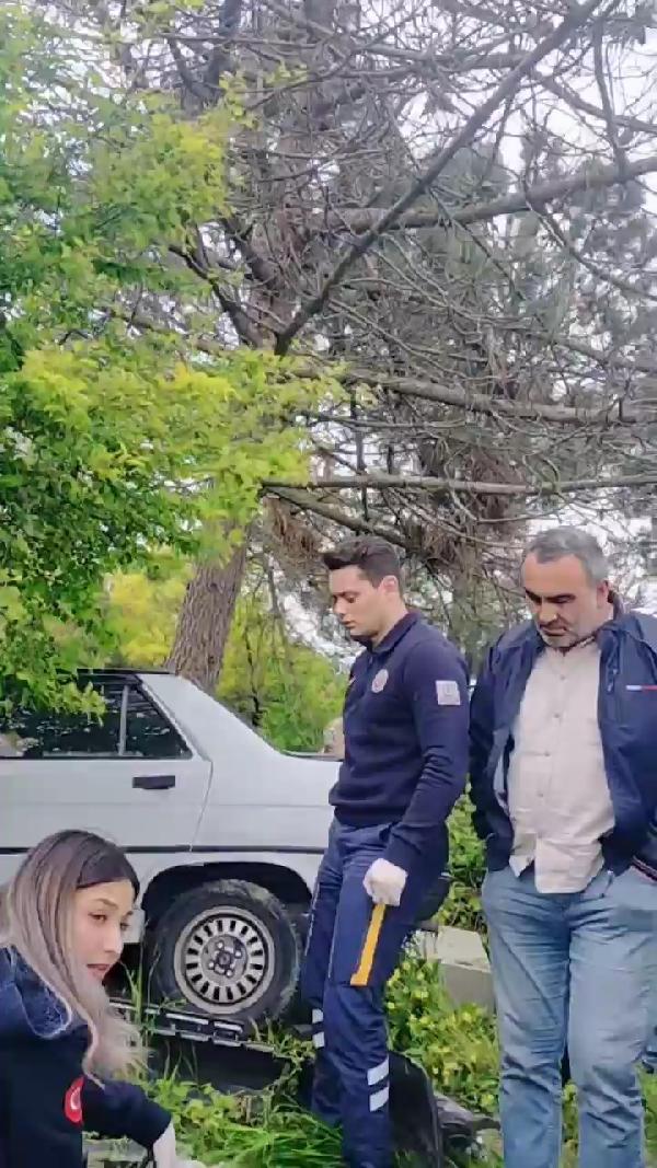 Arnavutköy'de otomobil iett durağında daldı: 2 yaralı 