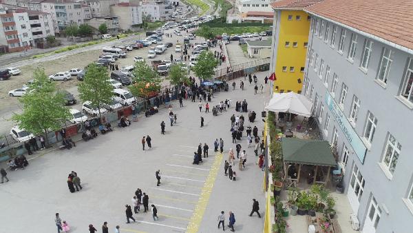 Avcılar'daki okulun koridorlarında oy kullanma yoğunluğu