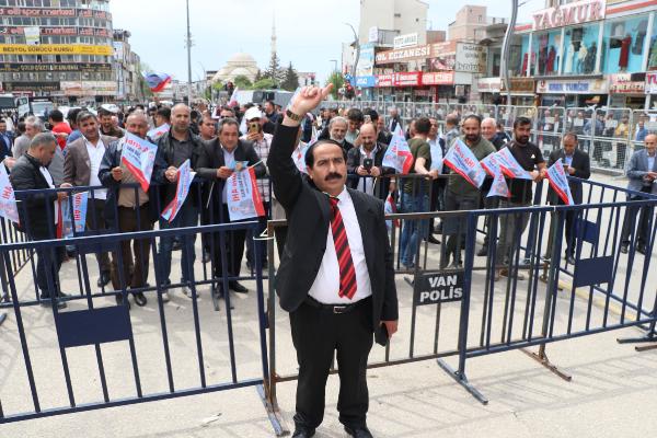 Bağımsız vekil adayının mitingine 100 kişi katıldı; esprileri ile güldürdü