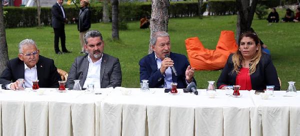 Bakan Akar'dan depremzedelere: Her şey normalleşinceye kadar başımızın tacısınız