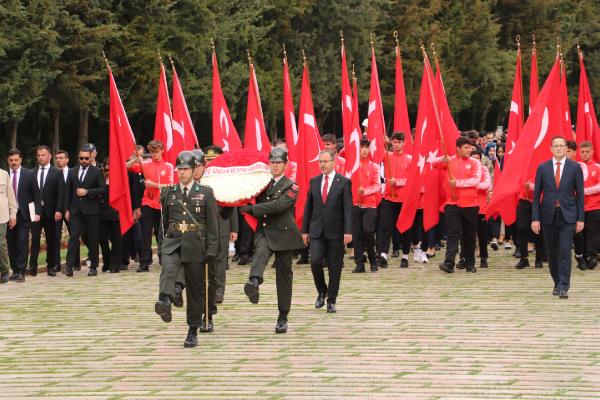 Bakan Kasapoğlu, gençler ve sporcularla Anıtkabir'i ziyaret etti