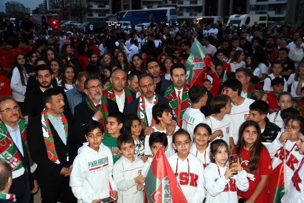 Bakan Kasapoğlu'ndan Karşıyaka'ya tesis müjdesi