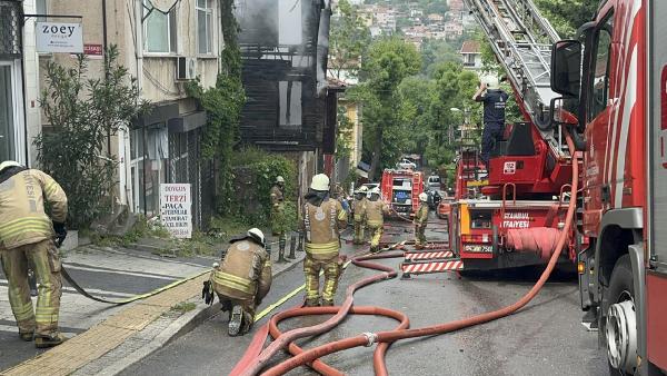 Beykoz'da 3 katlı ahşap bina alev alev yandı 