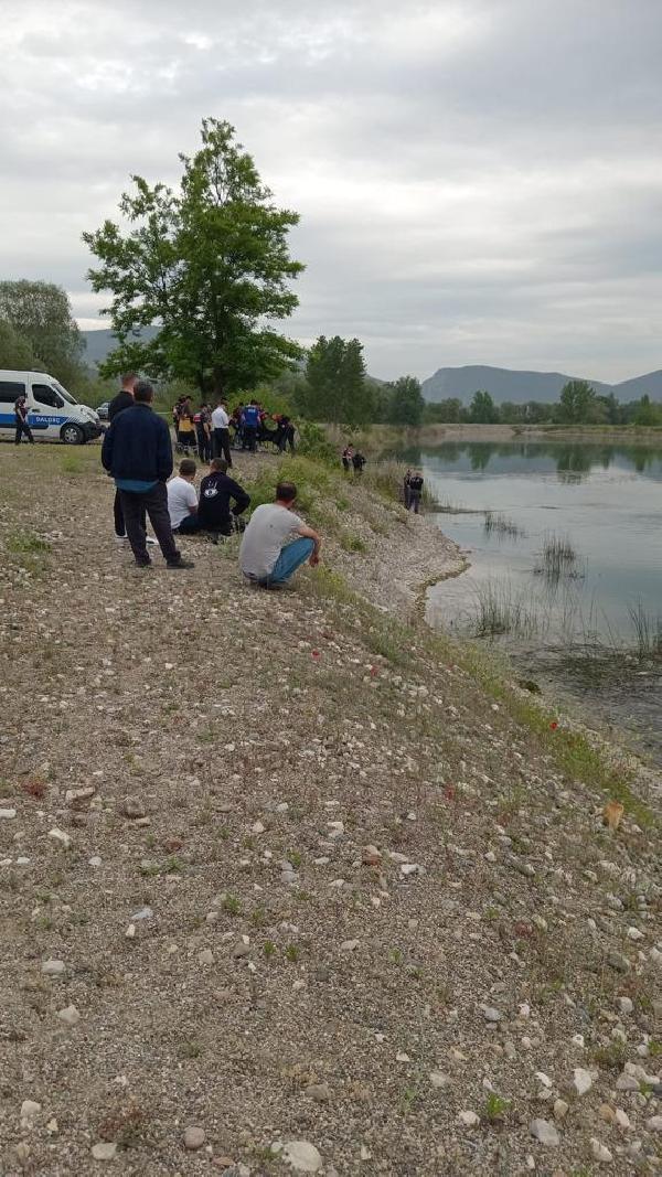 Bilecik'te otomobil göle uçtu: 3 ölü, 2 yaralı