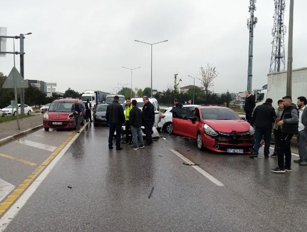 Bursa'da, 7 aracın karıştığı zincirleme kazada 2 yaralı