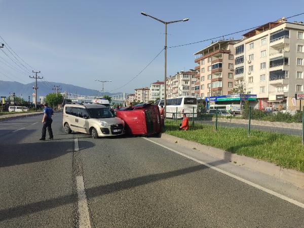 Bursa'da 'yol verme' tartışması kaza ile sonlandı; 3 yaralı