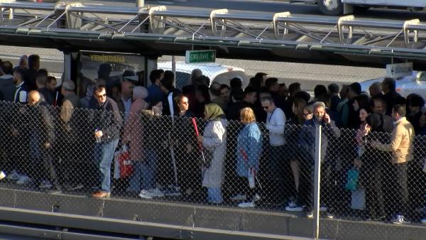 Büyük İstanbul Mitingi sonrası metrobüs duraklarında yoğunluk 