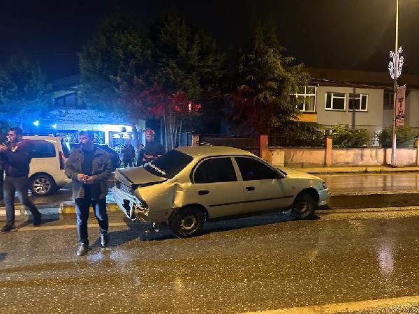 Çarptığı yayaya yardım etmek isterken o da inşaat alanına düştü; 4 yaralı