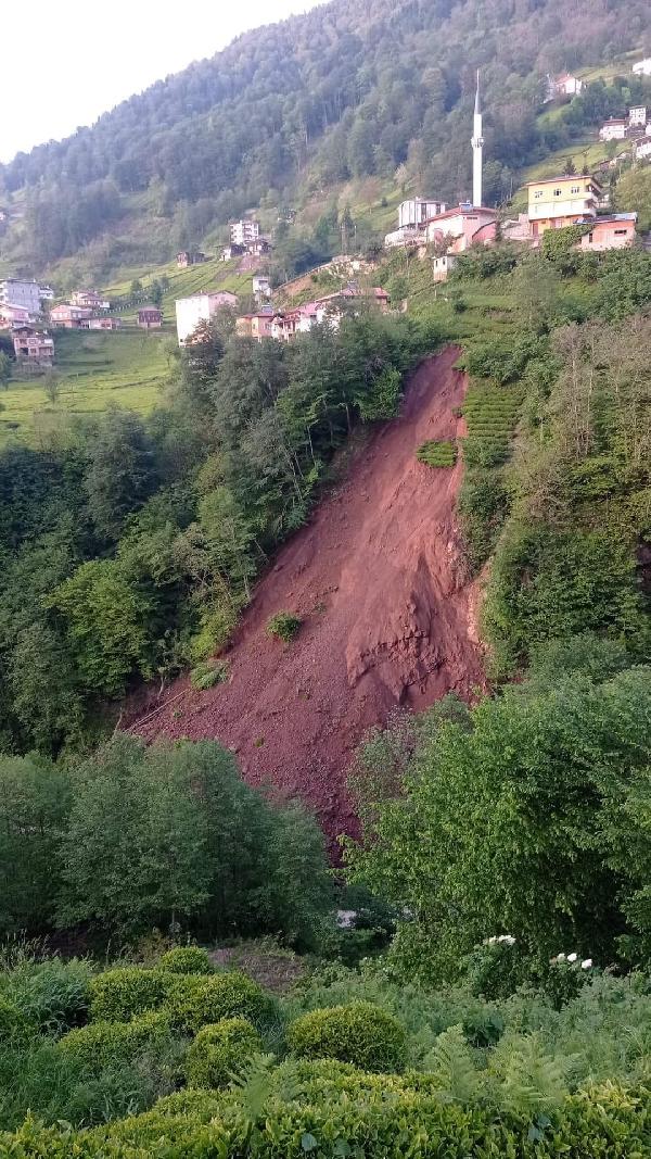 Çay bahçesinde heyelan kamerada