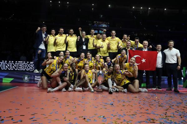 CEV Şampiyonlar Ligi şampiyonu Vakıfbank yurda döndü 