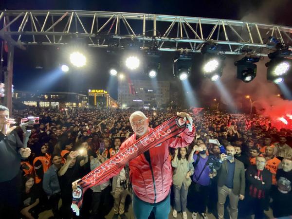 Çorum FK'da yönetim ve futbolcular üstü açık otobüsle şehir turu attı