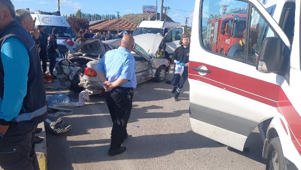 Çorum'da otomobil ile minibüs çarpıştı: 1 ölü, 2 yaralı