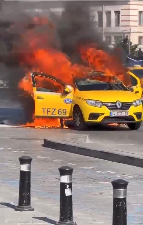 Eminönü'nde taksi alev alev yandı