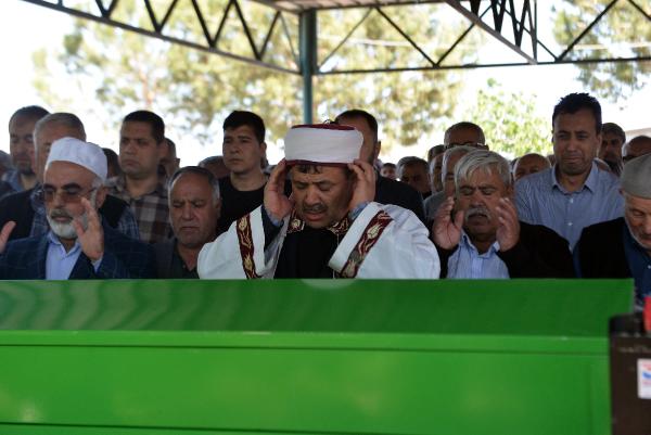 Eski eniştesinin öldürdüğü annesi ve kız kardeşinin cenaze namazını kıldırdı