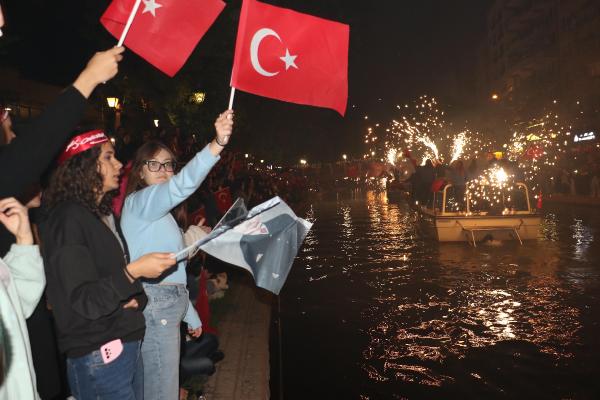 Eskişehir'de '19 Mayıs' coşkusu; Porsuk Çayı'nda gondollarla 'fener alayı' düzenlendi