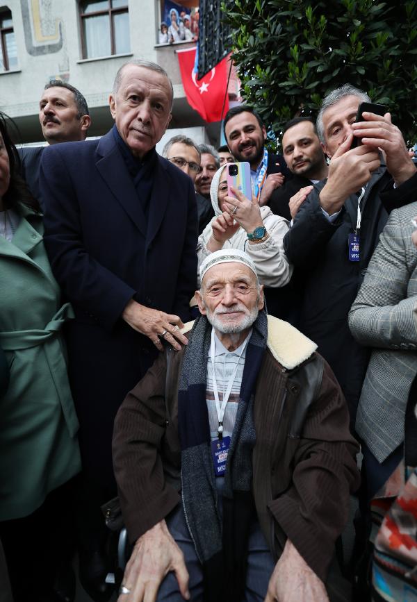 Fotoğraf // Erdoğan İstanbul Mitingine yürüyen merdivenler çalışmadığı İçin yürüyerek gelen 84 yaşındaki Hüseyin Bayraktarla fotoğraf çektirdi