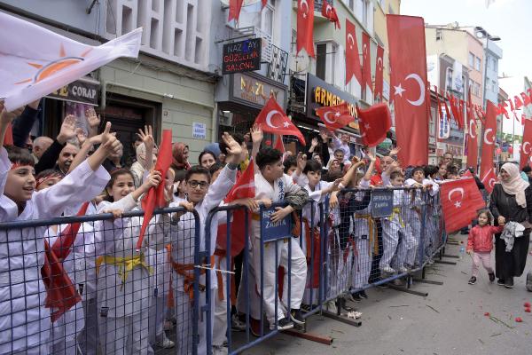 (Fotoğraflar) Cumhurbaşkanı Erdoğan'a Kasımpaşa'da yoğun ilgi