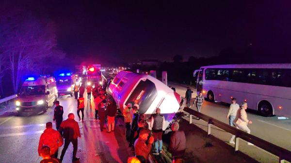 Gezi dönüşü 1 öğrenci ile sürücünün öldüğü otobüs kazasında 18 yaralı tedavi görüyor