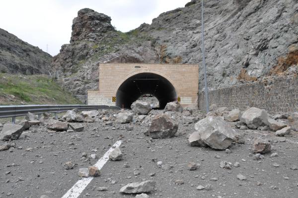 Gümüşhane'de heyelan; kara yolu ulaşıma kapandı