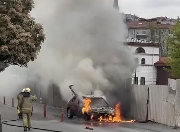 Güngören'de otomobil alev alev yandı