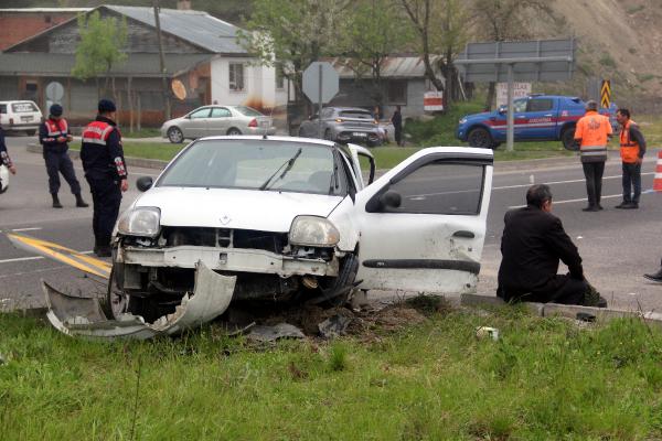 Hafif ticari araç ile otomobilin çarpıştığı kazada 7 yaralı; o anlar araç kamerasında