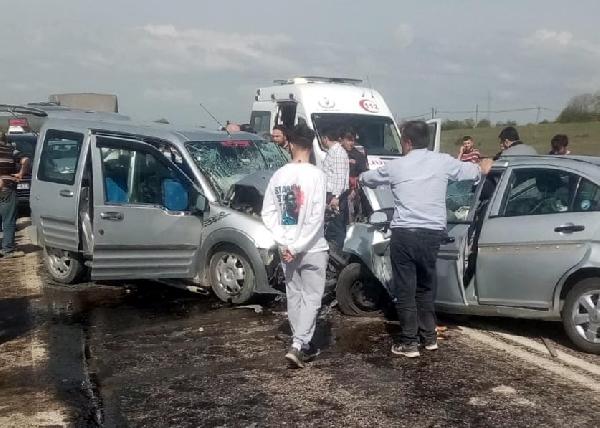 Hafif ticari araçla çarpışan otomobildeki karı- koca öldü, 3 yaralı