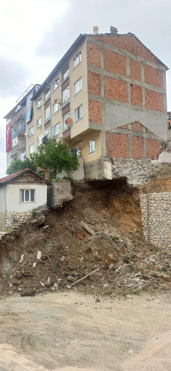 Hafriyat alımı sırasında temeline girilen 2 bina boşaltıldı