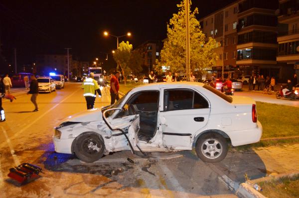 İki otomobilin çarpıştığı kazadan sonra sürücülerden biri kaçtı: 1 yaralı