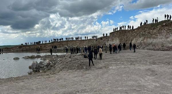 İneği kurtarmak isterken gölete düşen Enes, öldü