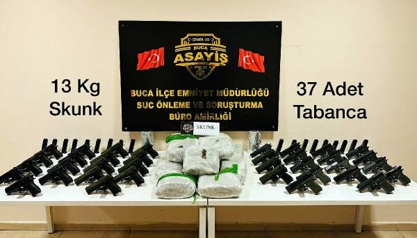 İzmir'de 37 tabanca ve 3 kilo skunk ele geçirildi; 2 gözaltı