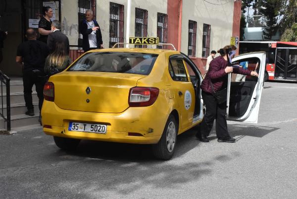 İzmir’de lisede sandıkların kapanmasına 1 saat kala kuyruklar oluştu (2)