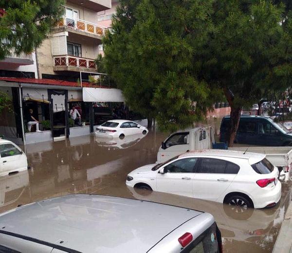 İzmir'de sağanak; Tarihi Kemeraltı Çarşısı'nda iş yerlerini su bastı / Ek Fotoğraflar