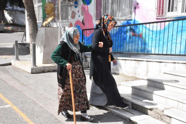 İzmir'de yaşlı ve engelli seçmenler sandık başında