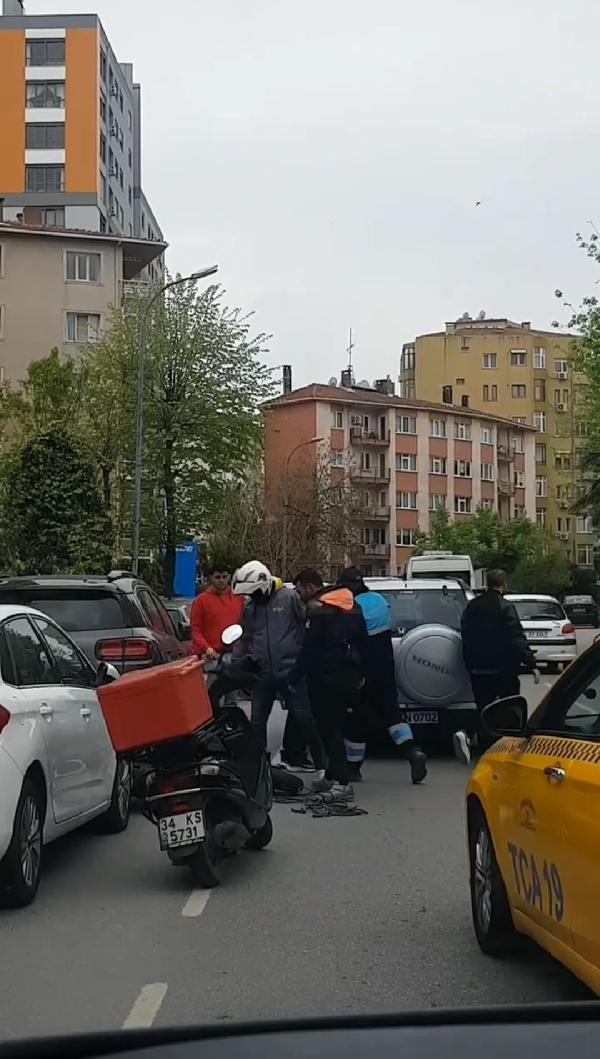  Kadıköy'de motosiklet sürücüsünün darbedilmesi kamerada