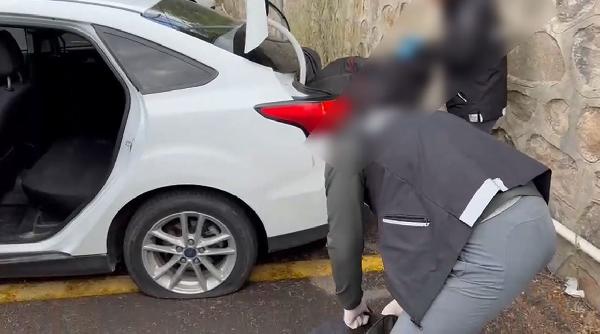 Kapanla lastikleri patlatılarak durdurulan otomobilde 44 kilo uyuşturucu ele geçti