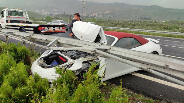 Kazayı görüp yavaşladı, arkadan gelen otomobil çarptı: 3 yaralı